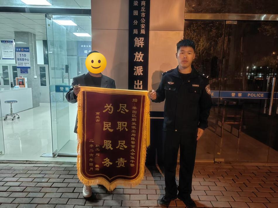 “别怕，叔叔先带你去吃饭！”