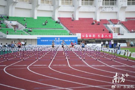 广东田径名将莫家蝶国内百米栏首秀夺冠