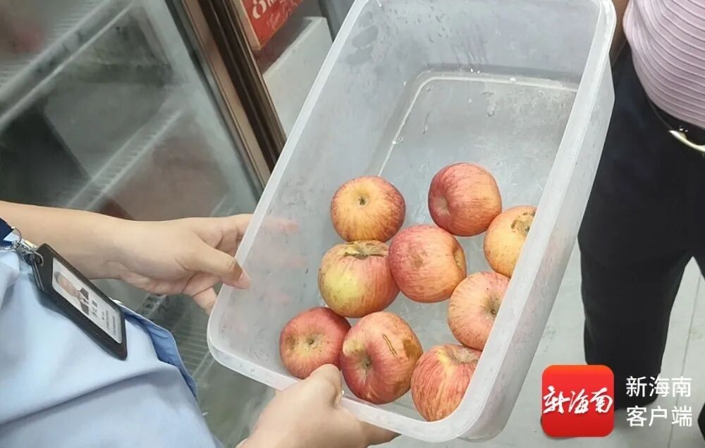 果盘店水果发霉、库房蟑螂爬上食材……海口下架84家问题外卖店→