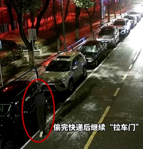 迷惑行为→偷衣试穿还拍照，两男子“自嗨式盗窃”画面全记录