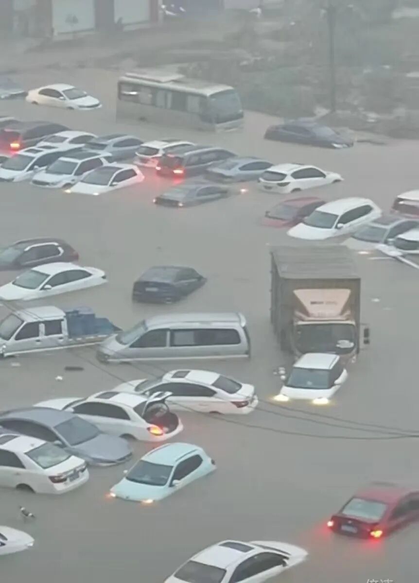 广西钦州遭遇强降雨，车辆被淹房屋进水车库倒灌； 气象局： 预计今天午后暴雨减弱