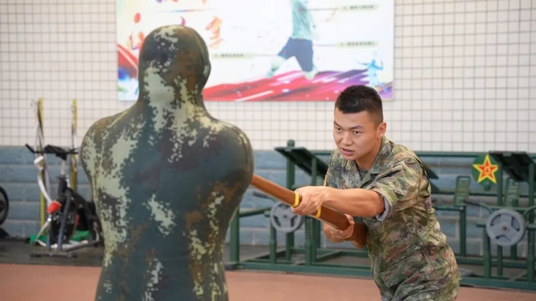 “全军刺杀比武”前四强的他，二等功