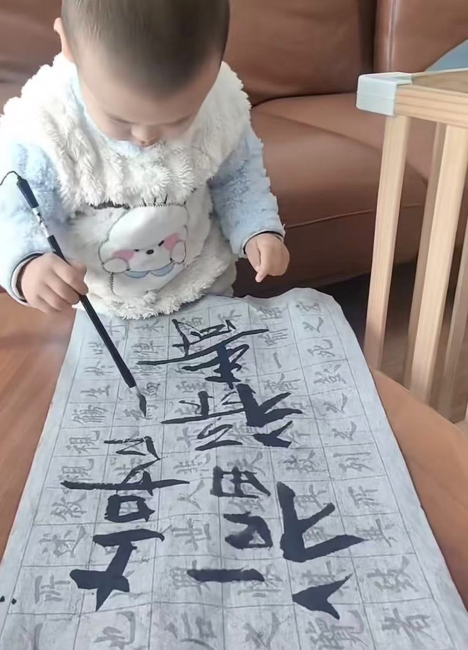 苏州2岁半宝宝写字看呆网友，拿石笔在地上写字干净利落，妈妈：家中没人擅长书法