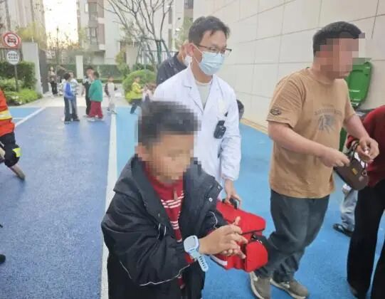 男孩食指被卡断！有些东西坏了，别让孩子自己修......