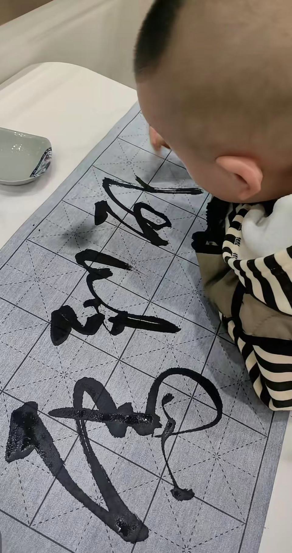 苏州2岁半宝宝写字看呆网友，拿石笔在地上写字干净利落，妈妈：家中没人擅长书法