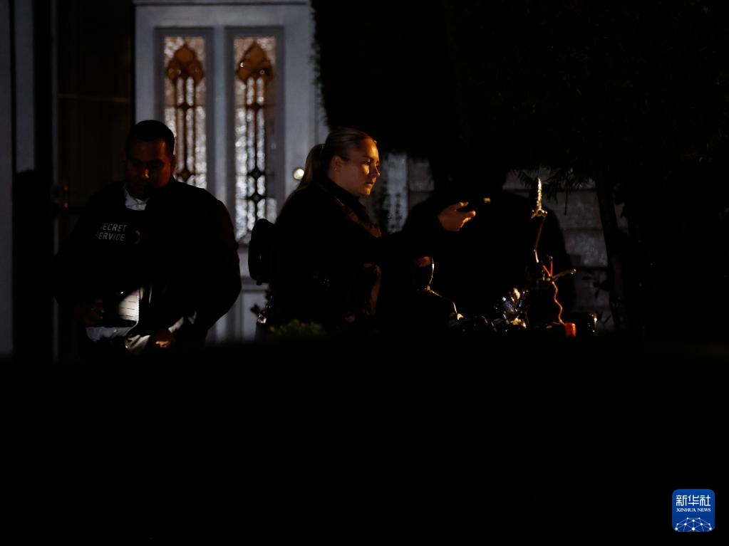 美国执法人员搜查白宫记协晚宴枪手住所