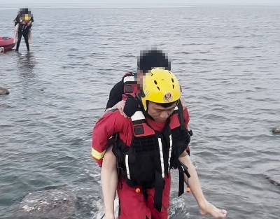 赶海人已在海里老实了！