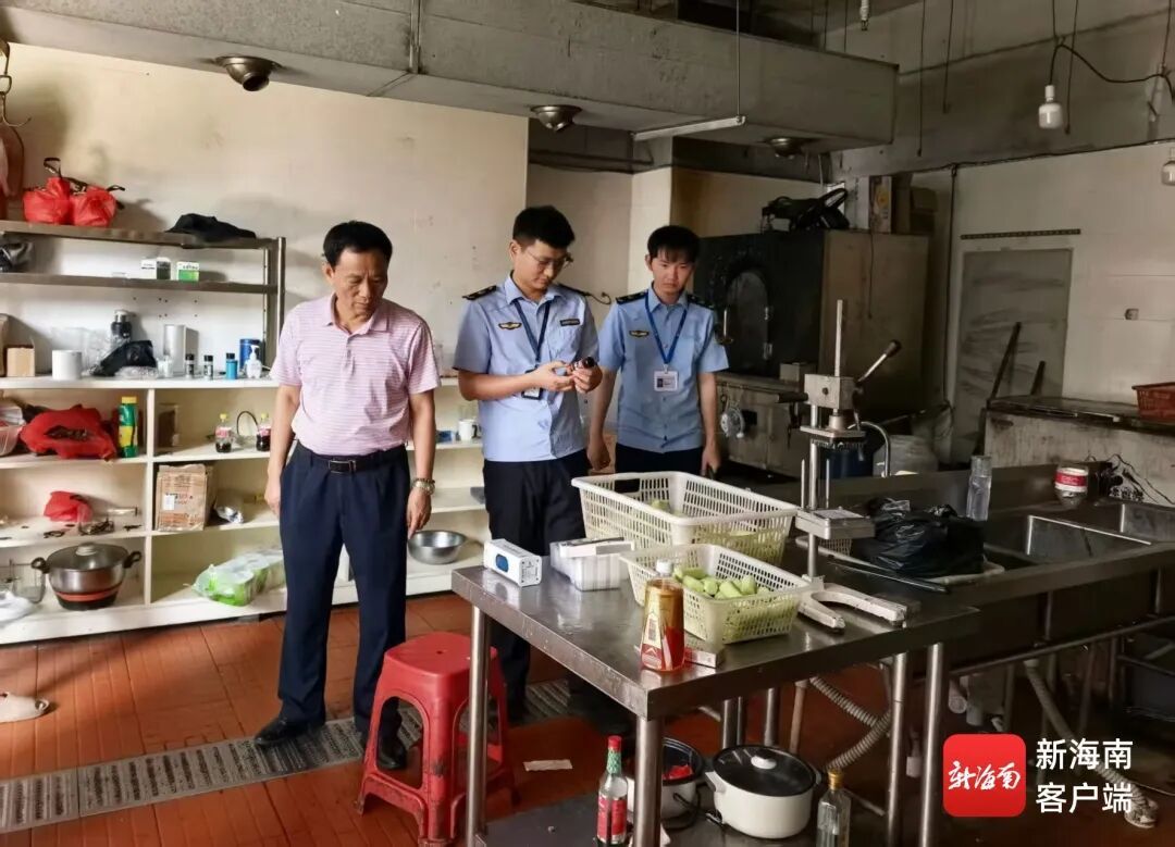果盘店水果发霉、库房蟑螂爬上食材……海口下架84家问题外卖店→