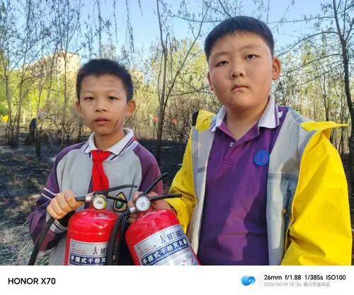 毓秀公园突发火情，银川三名11岁少年上演教科书式救火！