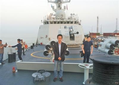 “爸爸，当年接你回家的军舰真棒！”