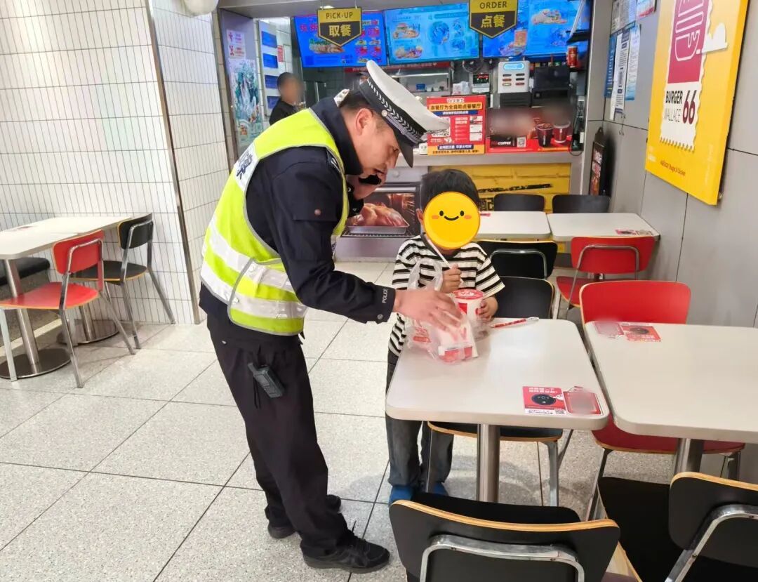 “别怕，叔叔先带你去吃饭！”