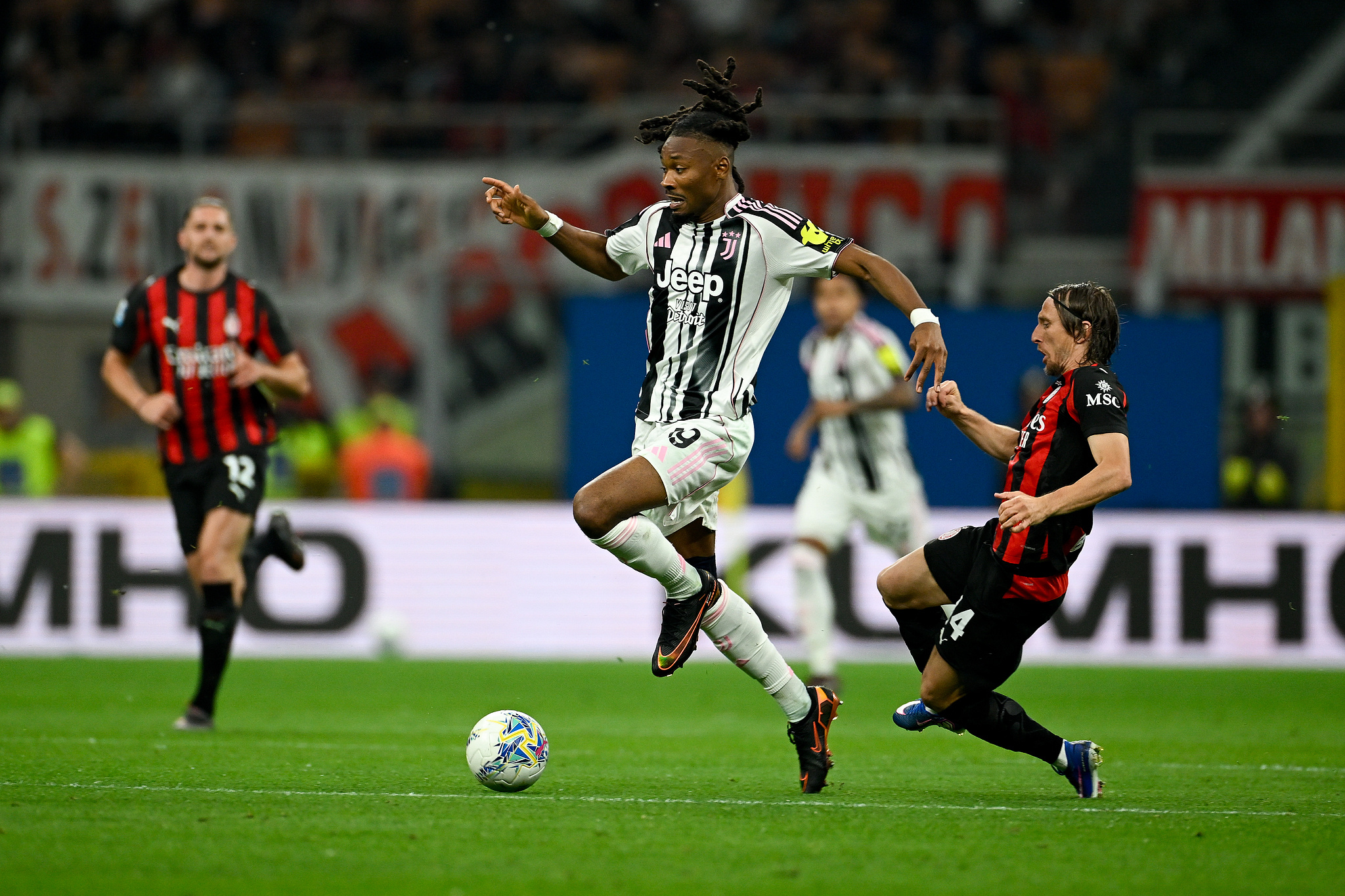 意甲：图拉姆破门被吹萨勒马克尔斯中框 AC米兰0-0尤文