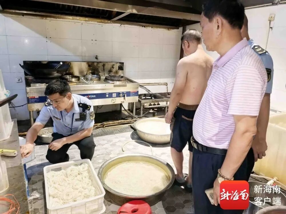 果盘店水果发霉、库房蟑螂爬上食材……海口下架84家问题外卖店→