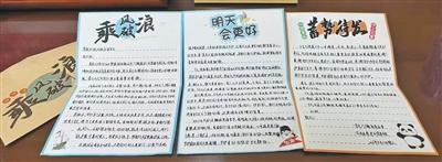 “爸爸，当年接你回家的军舰真棒！”