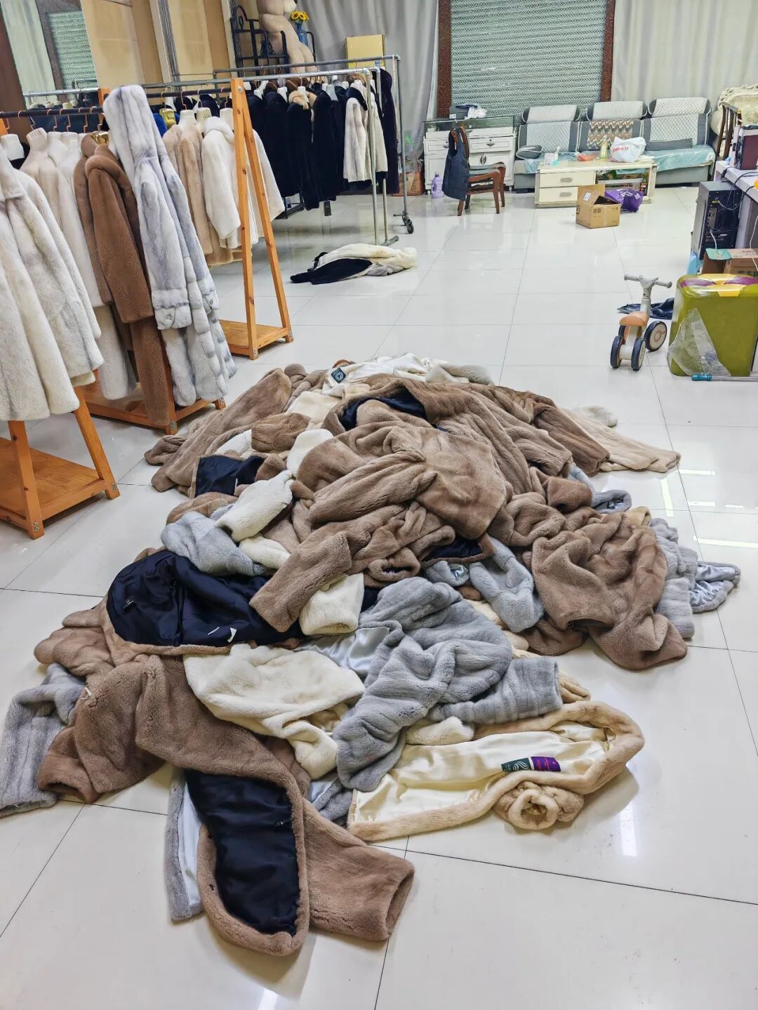 200多件水貂大衣不翼而飞，海宁警方揪出内鬼！