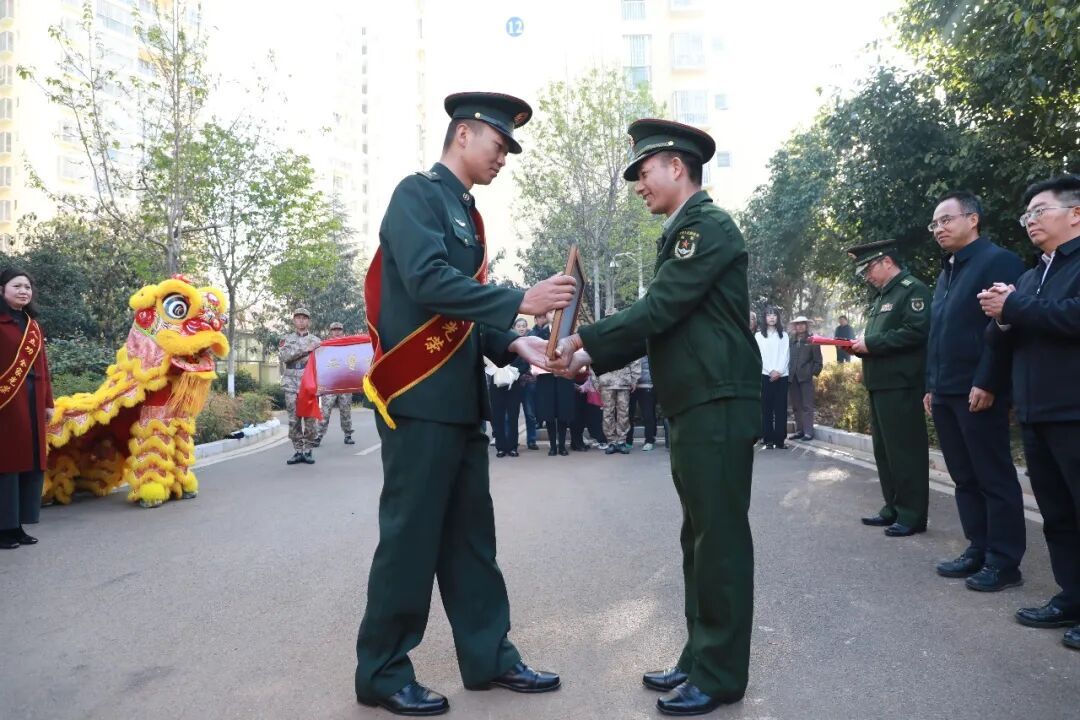 “全军刺杀比武”前四强的他，二等功