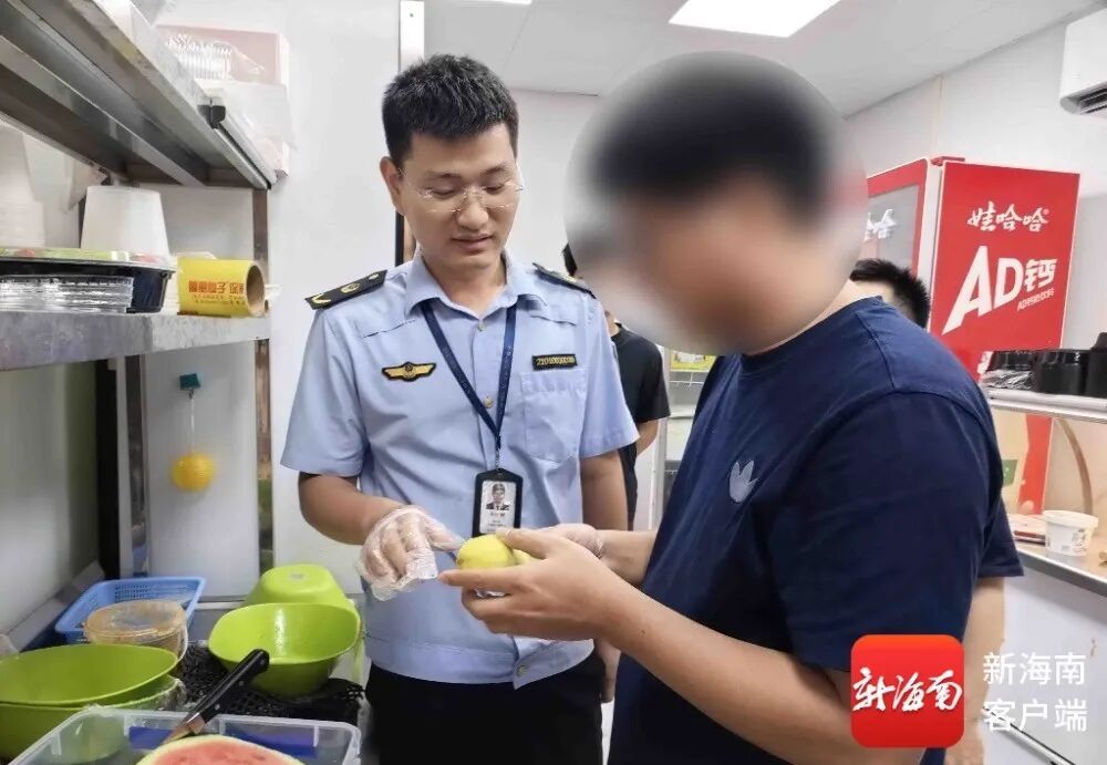 果盘店水果发霉、库房蟑螂爬上食材……海口下架84家问题外卖店→