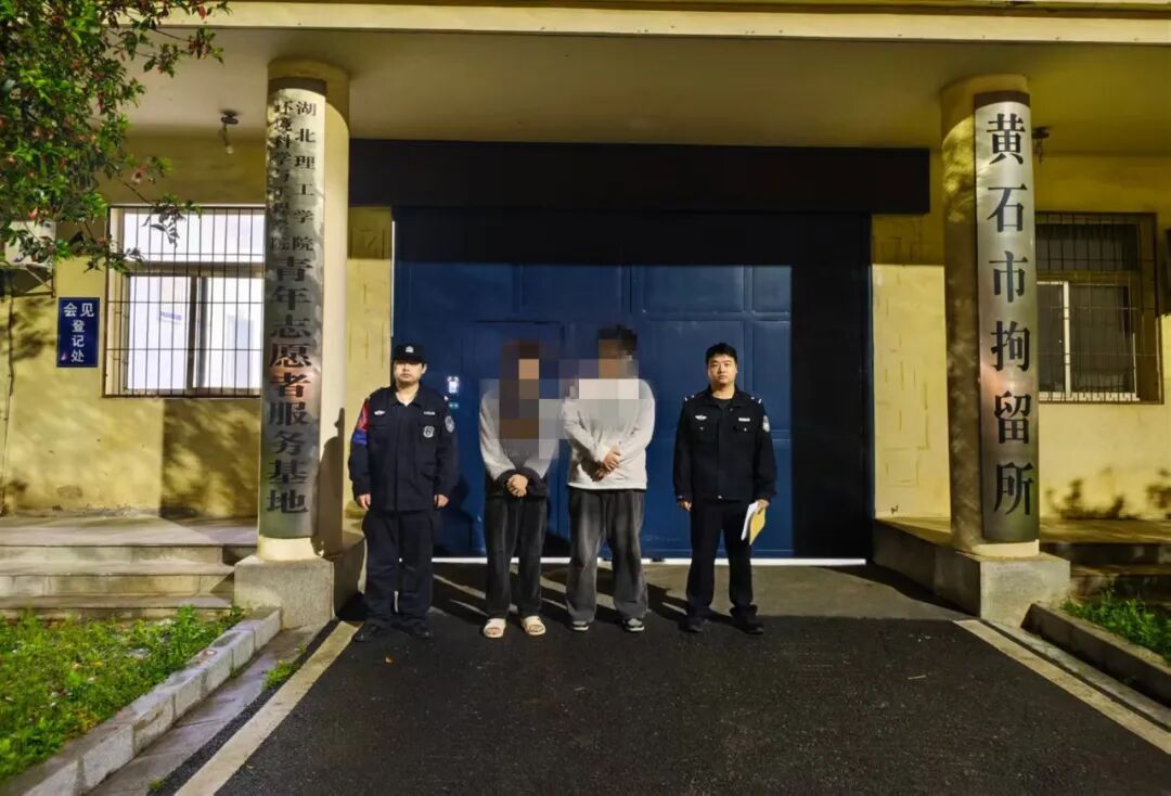 迷惑行为→偷衣试穿还拍照，两男子“自嗨式盗窃”画面全记录