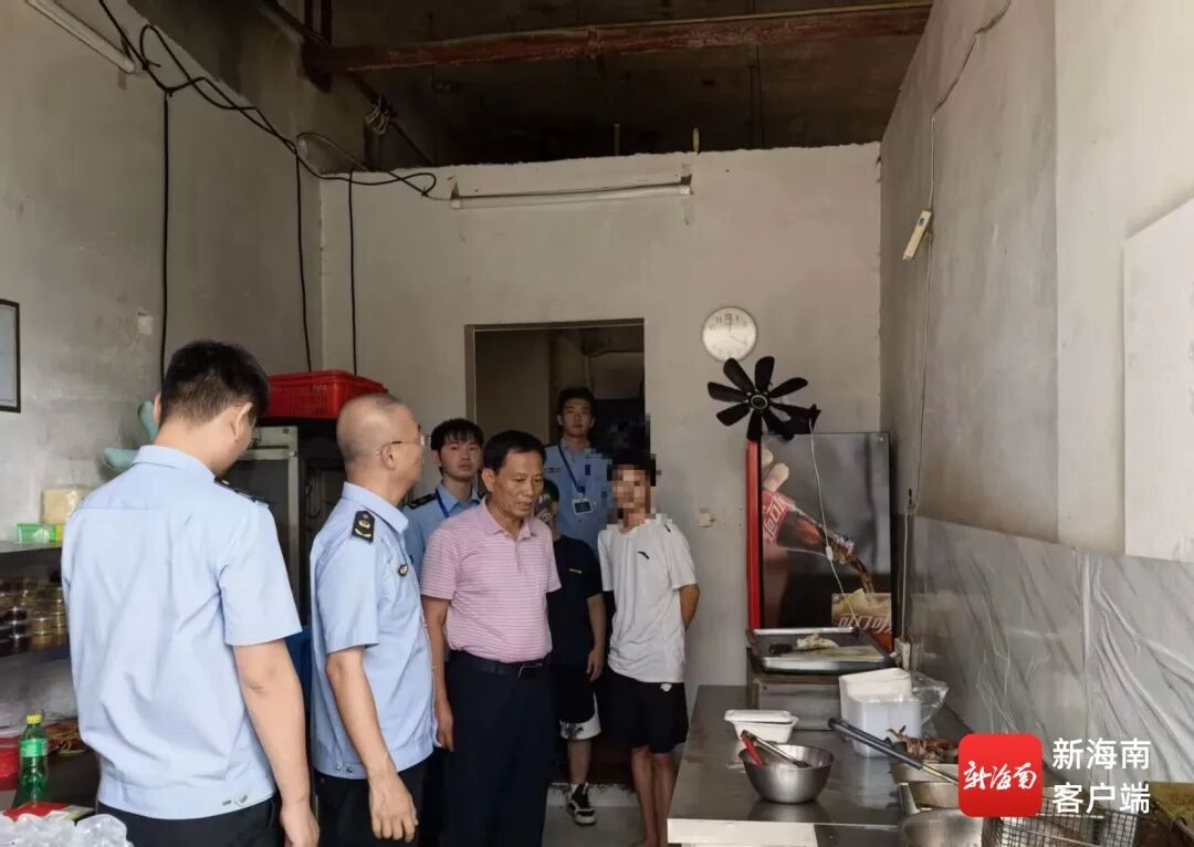 果盘店水果发霉、库房蟑螂爬上食材……海口下架84家问题外卖店→