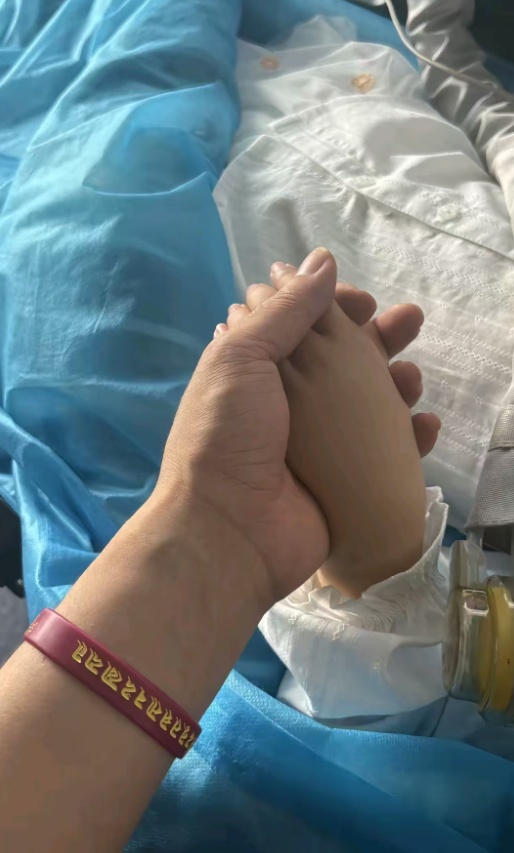 痛心！6岁小欣悦遗憾离世，爸爸曾在地下通道直播跳舞救女...