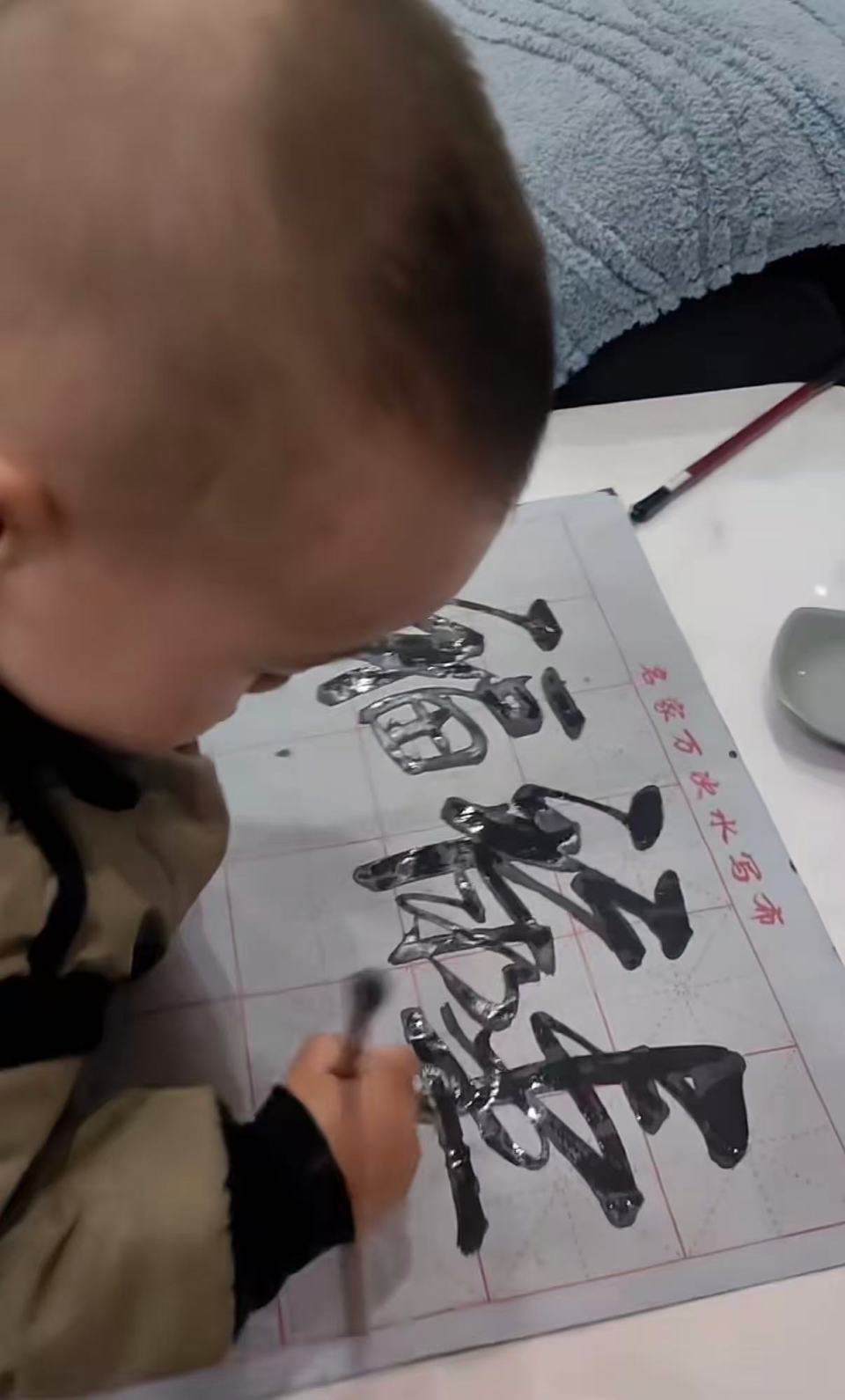 苏州2岁半宝宝写字看呆网友，拿石笔在地上写字干净利落，妈妈：家中没人擅长书法