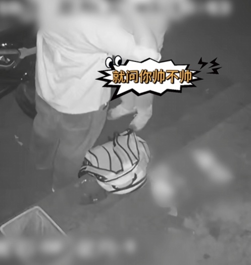 迷惑行为→偷衣试穿还拍照，两男子“自嗨式盗窃”画面全记录