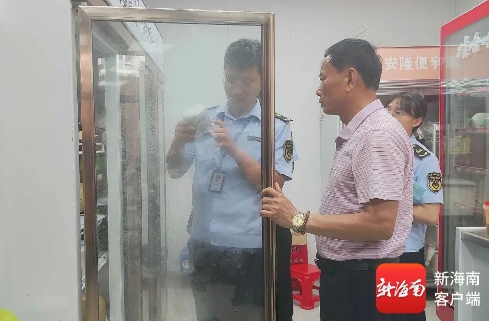 果盘店水果发霉、库房蟑螂爬上食材……海口下架84家问题外卖店→