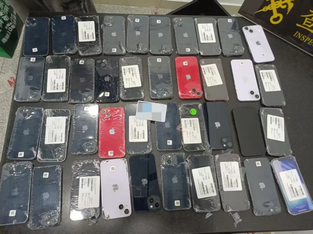 男子过海关时神情异常、步伐急促，关员检查后发现，男子腰腹处、双腿处用塑料薄膜绑了40台旧手机