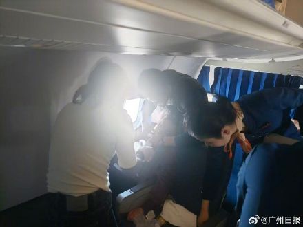 女子飞机上突发癫痫昏迷 被两度施救