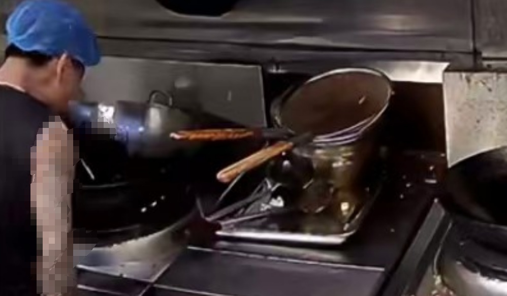 厨师往锅里吐口水后继续出餐，还用炒菜锅洗扫把！！官方通报→