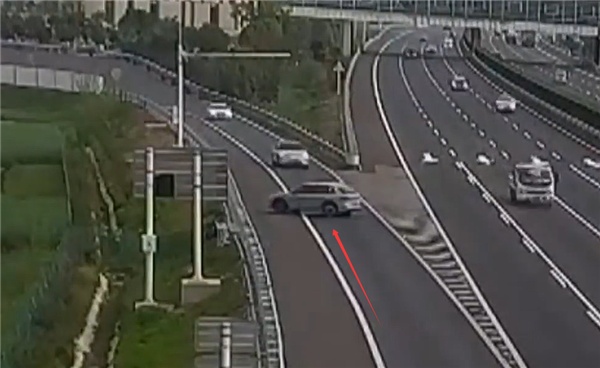 “我必须要充电”，惊险！司机在京沪高速上突然逆行冲进服务区…