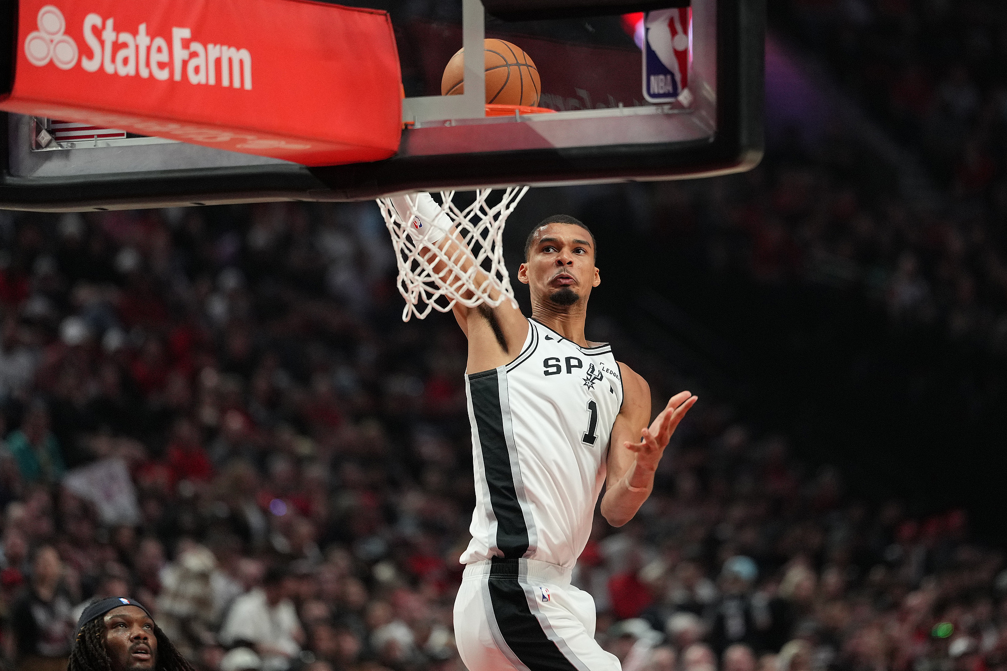 文班亚马27+11+7杨瀚森再登场 马刺逆转开拓者夺赛点