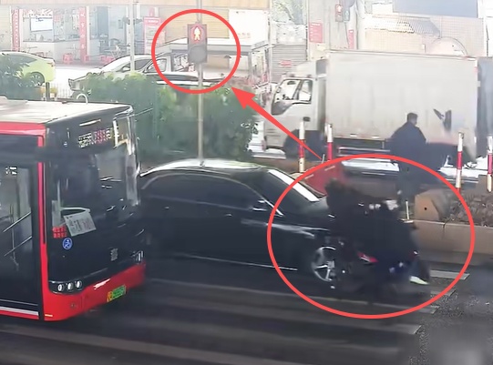 广州一“电鸡”闯红灯被撞飞，交警认定：电动自行车驾驶人对事故负全责