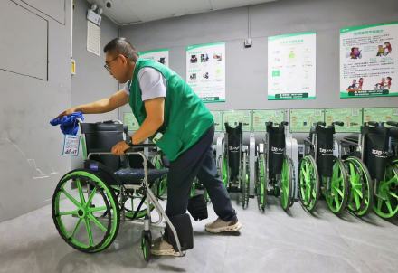 东单站北京市首个地铁“共享轮椅便民服务驿站”
