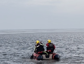 赶海人已在海里老实了！