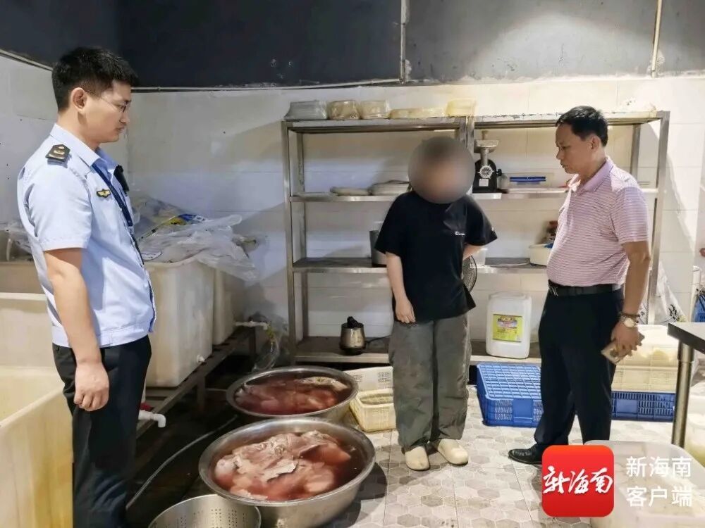 果盘店水果发霉、库房蟑螂爬上食材……海口下架84家问题外卖店→
