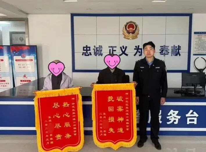 “别怕，叔叔先带你去吃饭！”