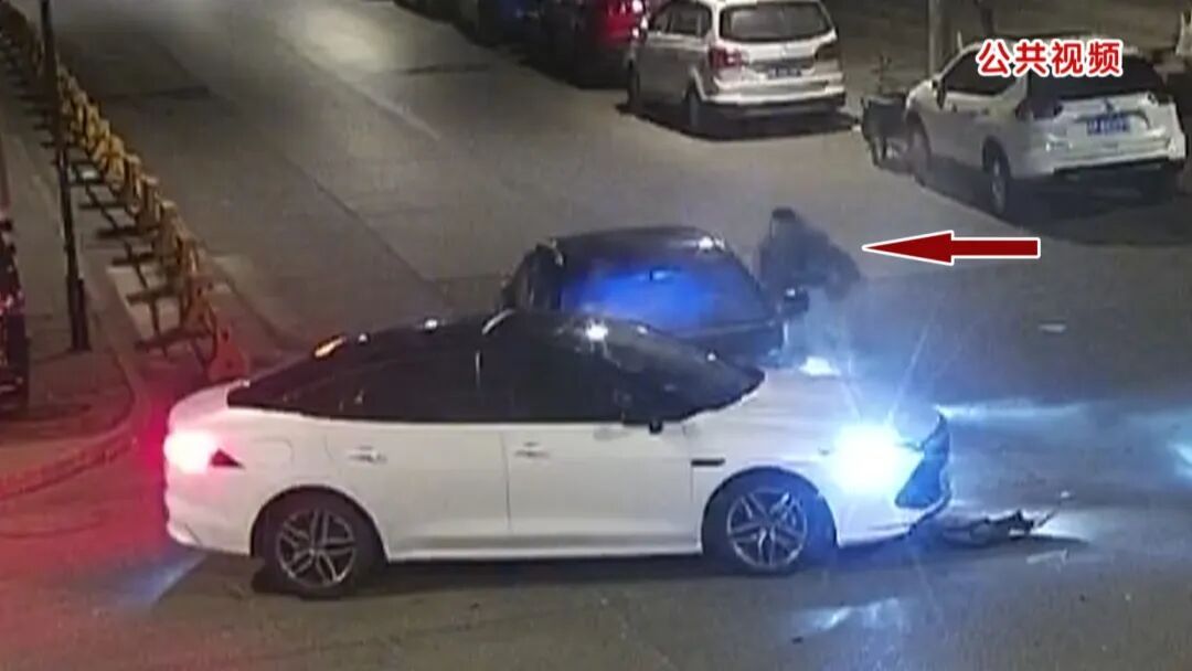 男子酒后带2岁娃开车狂飙，撞车后甩锅：是我媳妇开的车