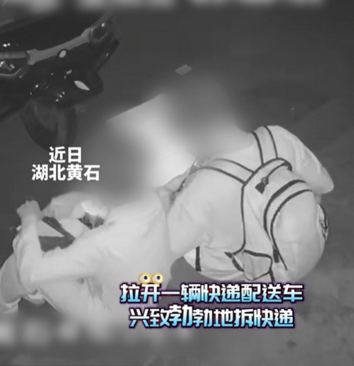 迷惑行为→偷衣试穿还拍照，两男子“自嗨式盗窃”画面全记录