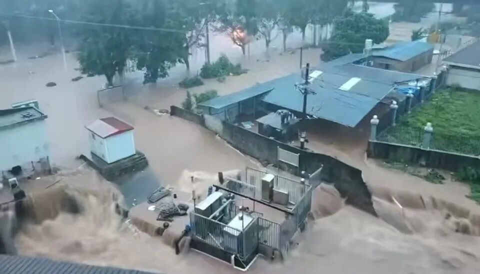 广西钦州遭遇强降雨，车辆被淹房屋进水车库倒灌； 气象局： 预计今天午后暴雨减弱