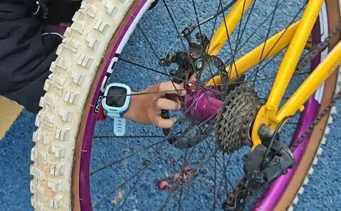 男孩食指被卡断！有些东西坏了，别让孩子自己修......