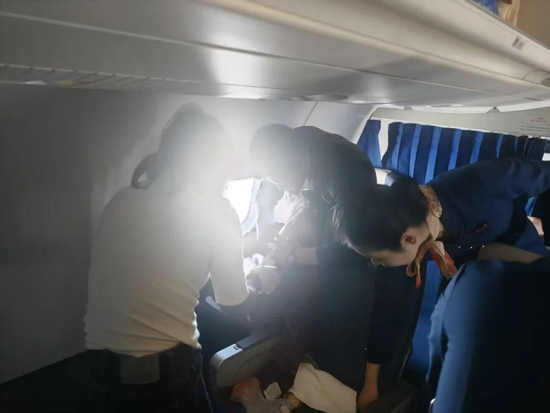 45岁女子万米高空上突然剧烈抽搐陷入昏迷，两次癫痫发作命悬一线，广州医生紧急救援