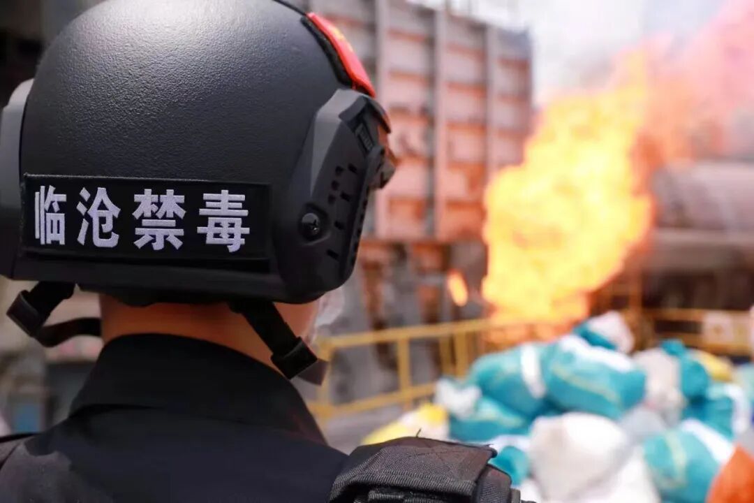 致敬！不能公开真名真容的“王警官”