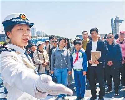 “爸爸，当年接你回家的军舰真棒！”