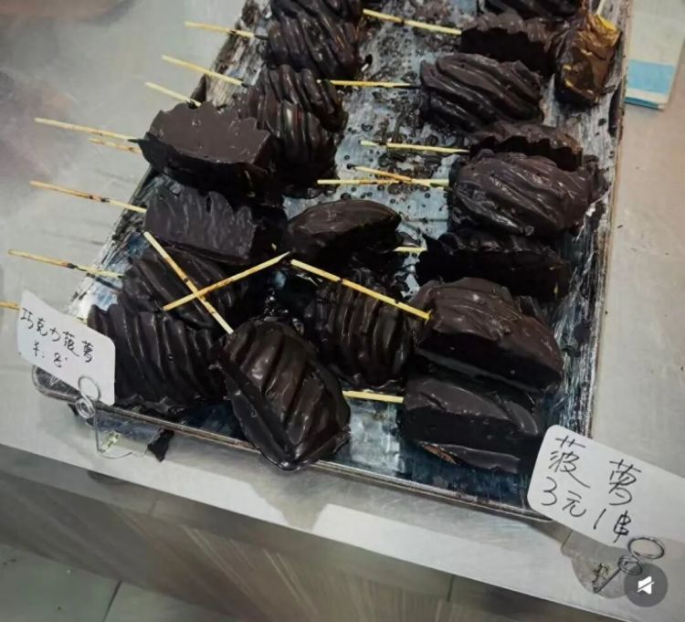继巧克力香蕉后，江南大学食堂推出巧克力菠萝，店员：菠萝裹巧克力会出水，已停产