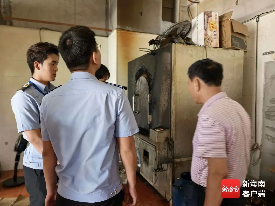 果盘店水果发霉、库房蟑螂爬上食材……海口下架84家问题外卖店→