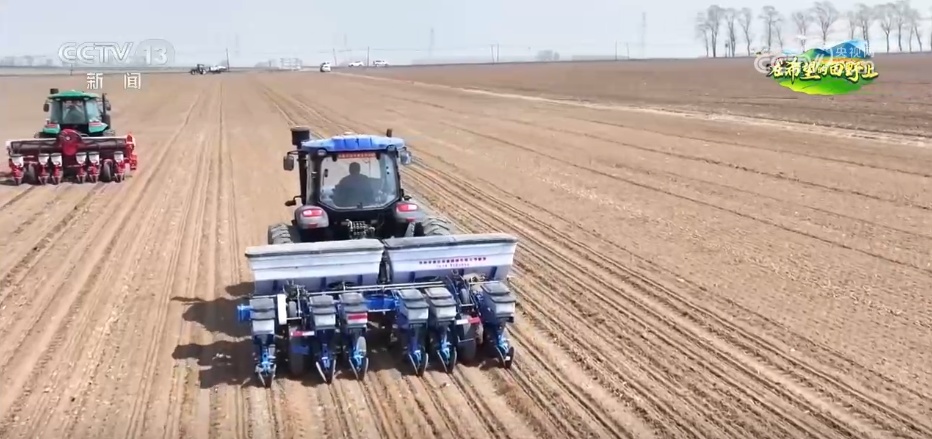 智能农机成为田间地头“新农具” 硬核科技落地田间让农耕生产更高效