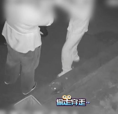 迷惑行为→偷衣试穿还拍照，两男子“自嗨式盗窃”画面全记录