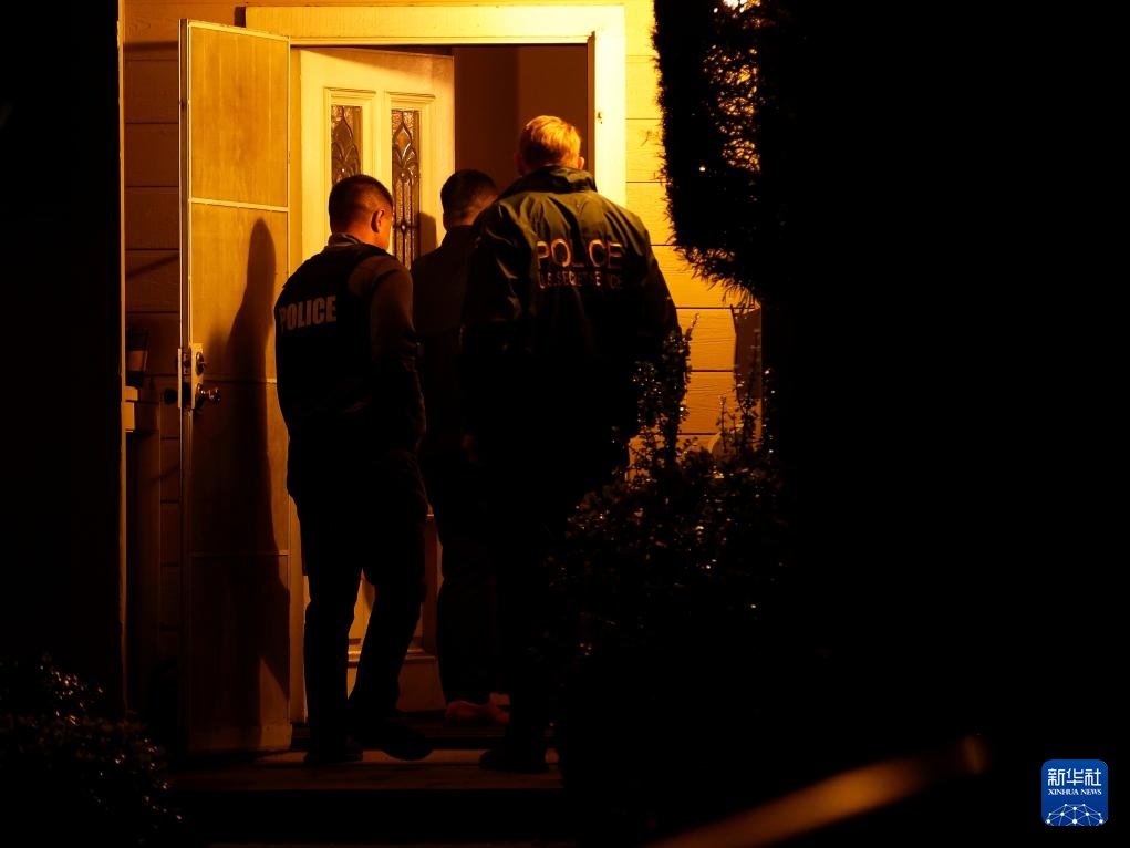 美国执法人员搜查白宫记协晚宴枪手住所