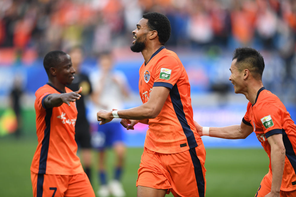 中超综合：“齐鲁德比”青岛爆冷　“升班马”重庆铜梁龙保持不败